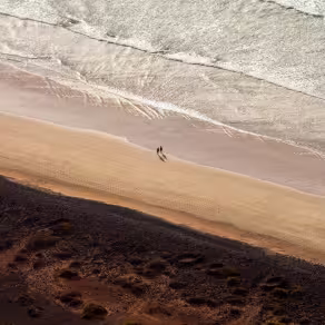 Vista aérea de la playa de Famara en Lanzarote